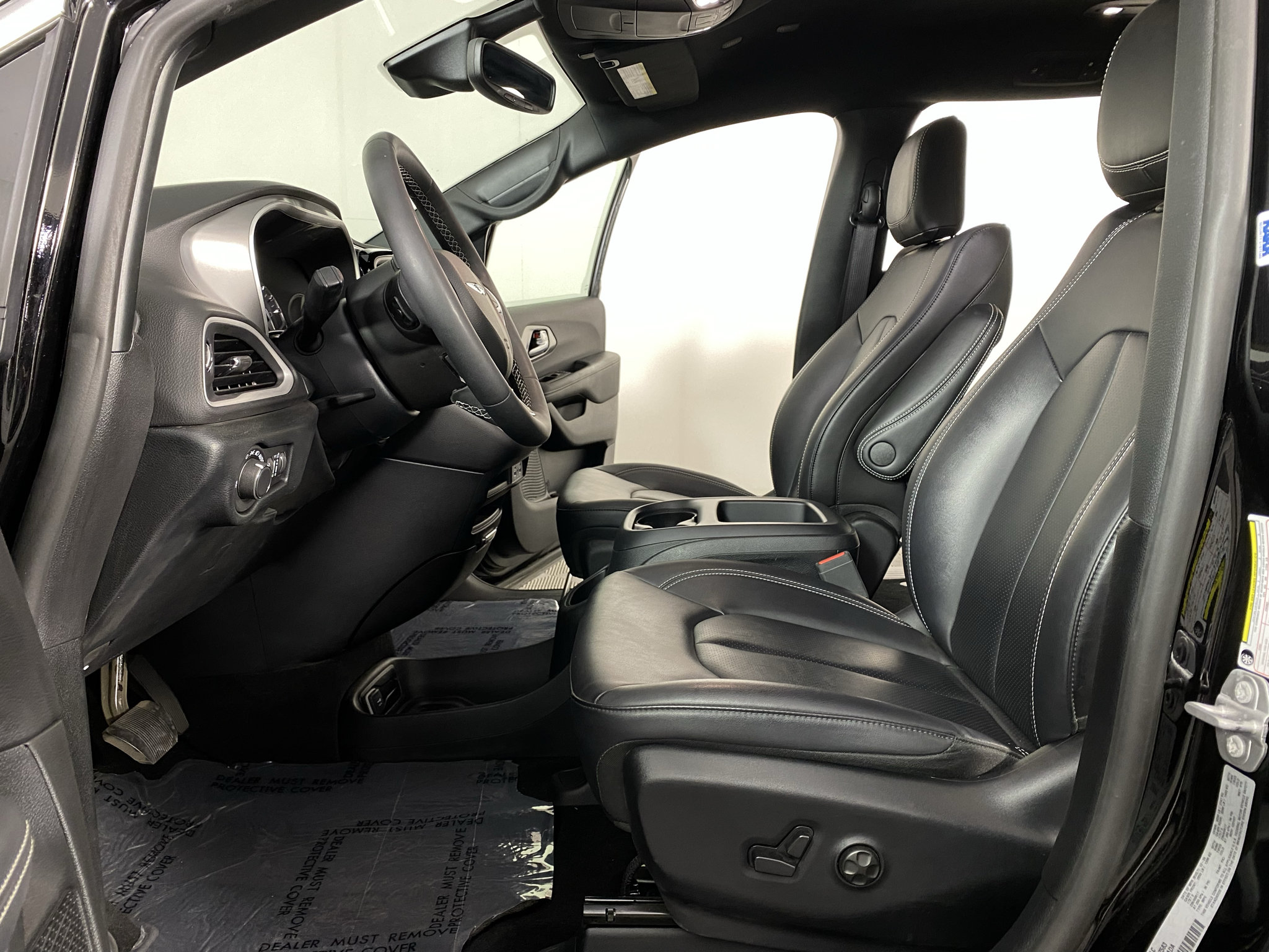 Used 2025 Chrysler Voyager LX FWD image 25