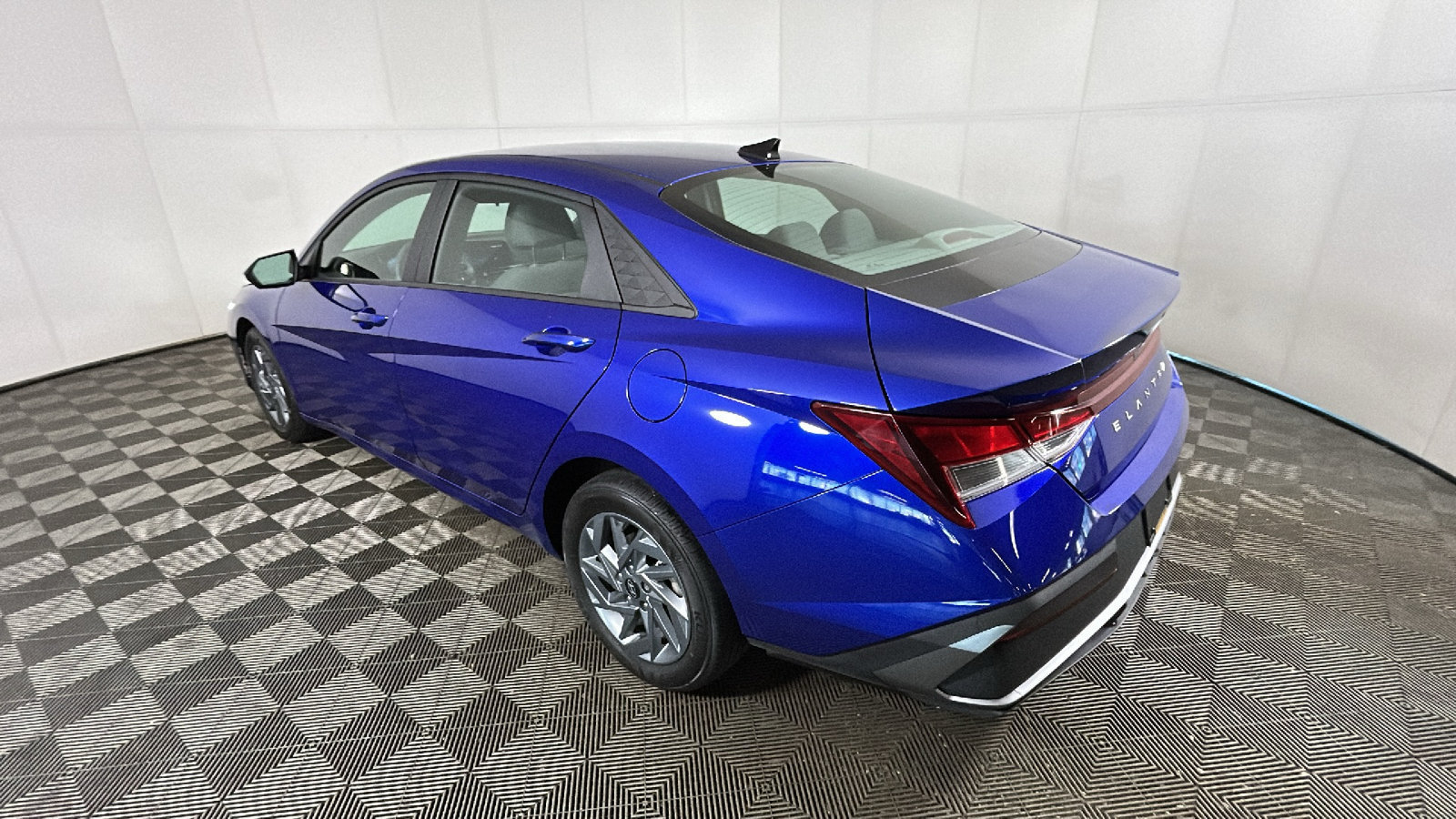 Used 2024 Hyundai Elantra SEL FWD image 5