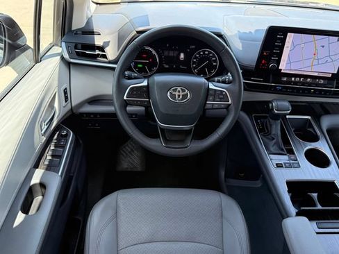 Used 2024 Toyota Sienna Limited AWD/4WD image 28