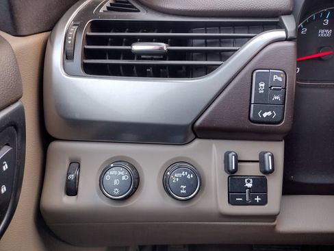 Used 2018 Chevrolet Tahoe Premier AWD/4WD image 29