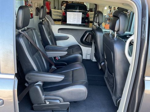 Used 2015 Chrysler Town & Country LX FWD image 34