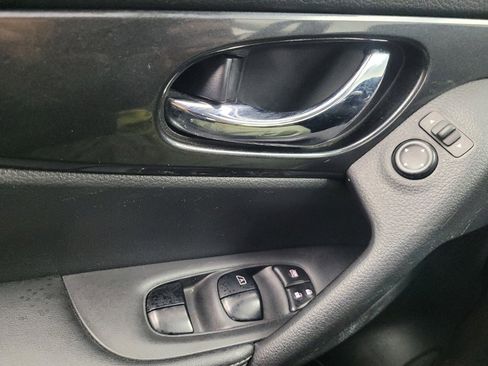 Used 2018 Nissan Rogue SV image 27