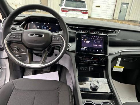 New 2025 Jeep Grand Cherokee Laredo X w/ Luxury Tech Group I image 11