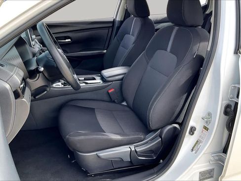 Used 2025 Nissan Sentra SV FWD image 8