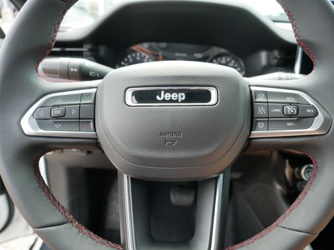Used 2025 Jeep Compass Trailhawk AWD/4WD image 25