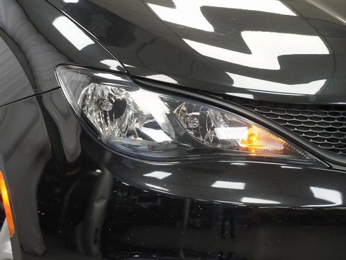 Used 2023 Chrysler Voyager LX image 5