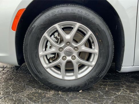 Used 2024 Chrysler Pacifica Touring-L FWD image 30