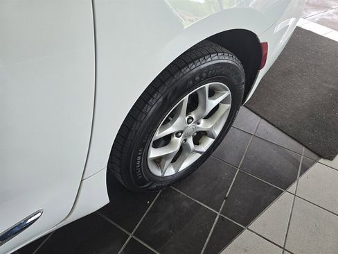 Used 2018 Chrysler Pacifica Limited image 41