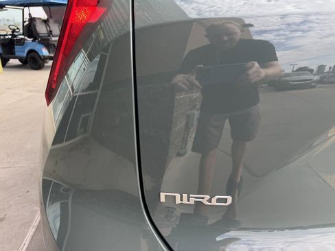 Used 2024 Kia Niro EX image 13