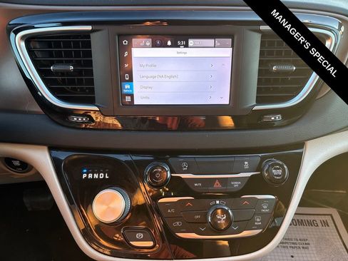 Used 2022 Chrysler Voyager LX FWD image 23