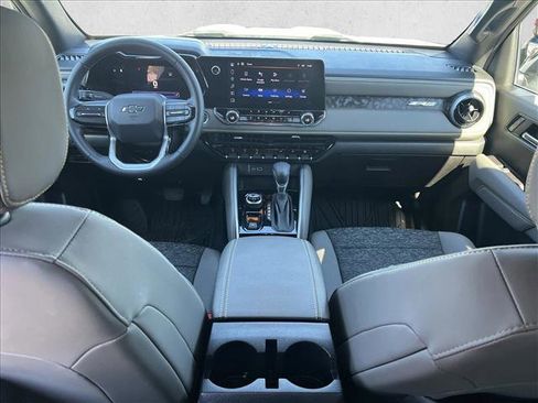 Used 2024 Chevrolet Colorado ZR2 w/ Technology Package image 19