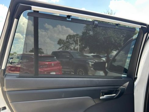 Used 2022 Toyota Highlander XSE FWD image 18