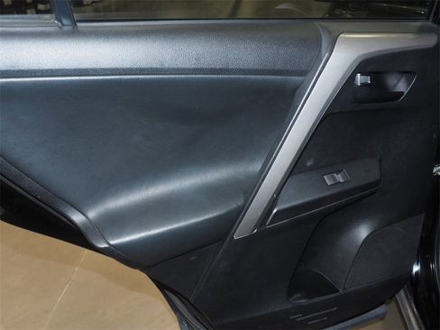 Used 2016 Toyota RAV4 LE image 10