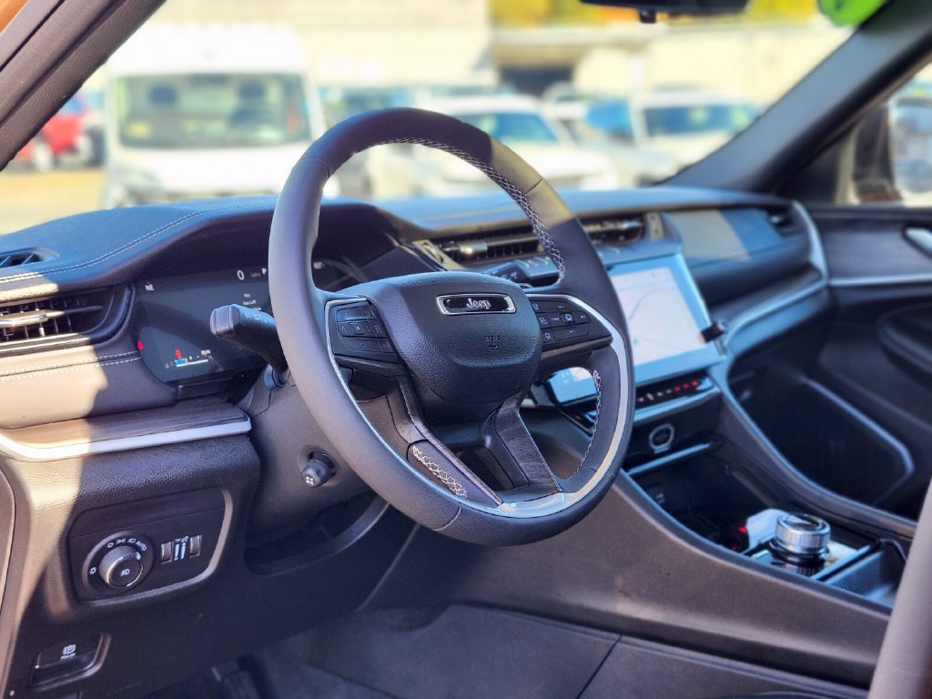 Used 2026 Jeep Grand Cherokee Limited AWD/4WD image 19