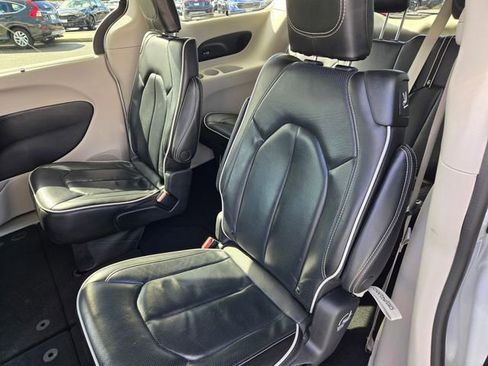 Used 2023 Chrysler Pacifica Limited image 12
