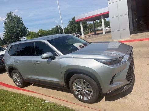 Used 2024 Toyota Grand Highlander AWD image 3