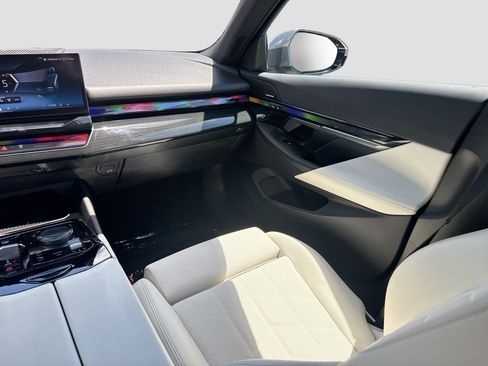 Used 2025 BMW i5 xDrive40 w/ M Sport Package AWD/4WD image 19