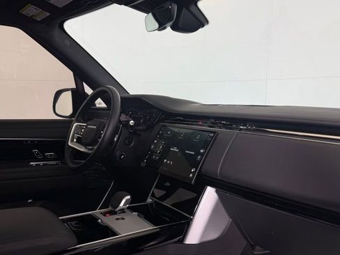 Certified 2025 Land Rover Range Rover SE image 19