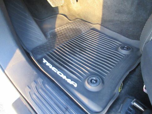 Used 2025 Toyota Tacoma TRD Off-Road image 15