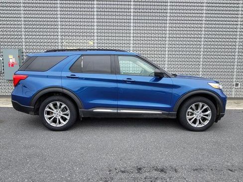 Used 2021 Ford Explorer XLT w/ Equipment Group 202A AWD/4WD image 3