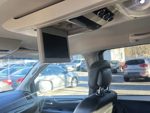 Used 2016 Chrysler Town & Country Touring image 18