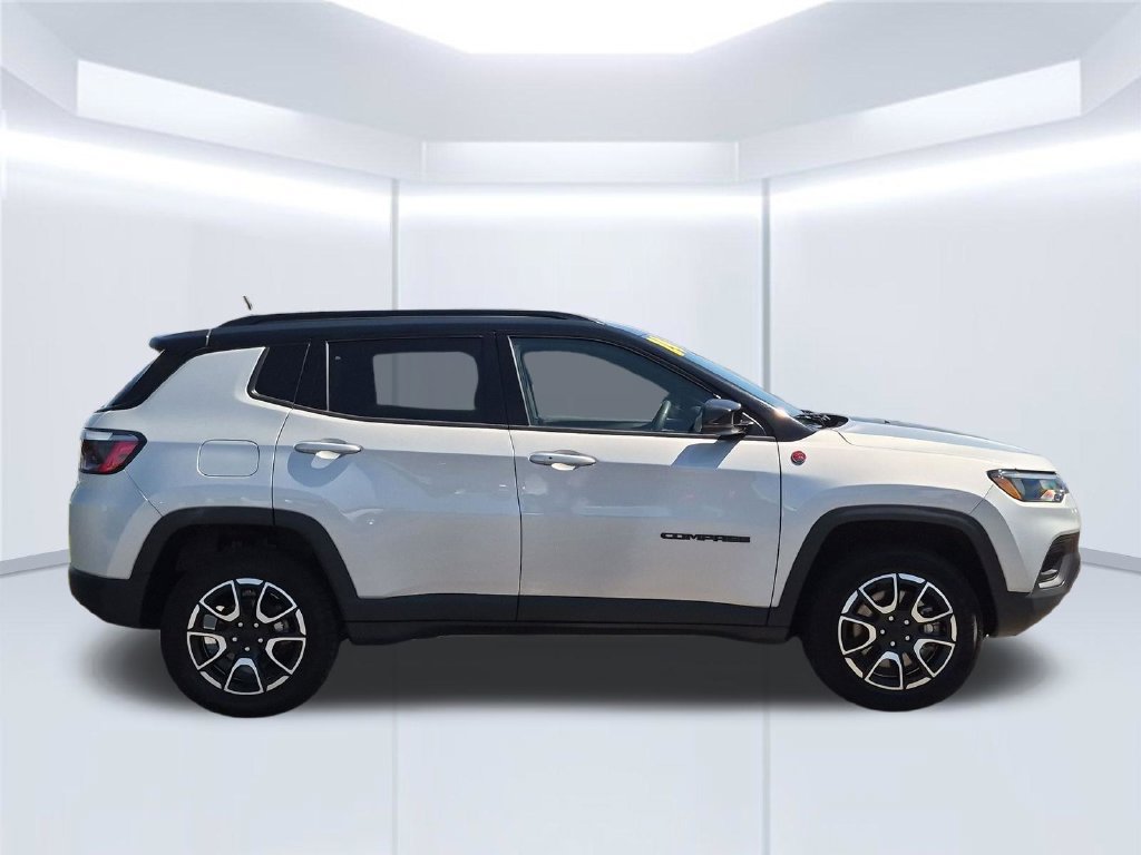 Used 2024 Jeep Compass Trailhawk AWD/4WD image 8