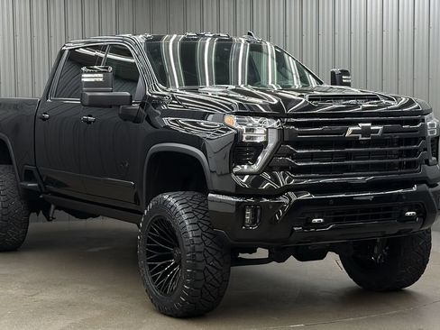 Used 2026 Chevrolet Silverado 2500 High Country w/ High Country Premium Package AWD/4WD image 7