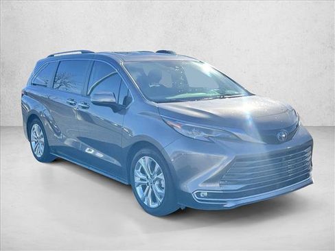 Certified 2023 Toyota Sienna Platinum image 3