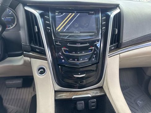 Used 2019 Cadillac Escalade Luxury AWD/4WD image 29