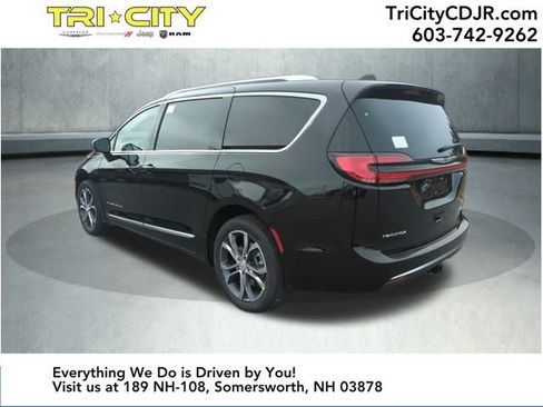 New 2026 Chrysler Pacifica Pinnacle image 3
