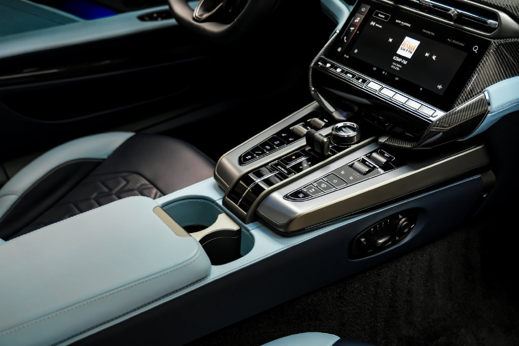 Used 2025 Aston Martin Vanquish RWD image 25