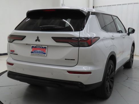 New 2026 Mitsubishi Outlander LE FWD image 3