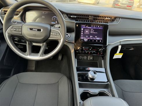 New 2025 Jeep Grand Cherokee Laredo w/ Luxury Tech Group I image 11