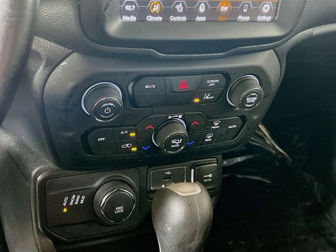 Used 2022 Jeep Renegade Latitude w/ Convenience Group AWD/4WD image 16