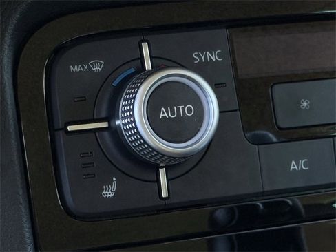 Used 2015 Volkswagen Touareg Sport image 20