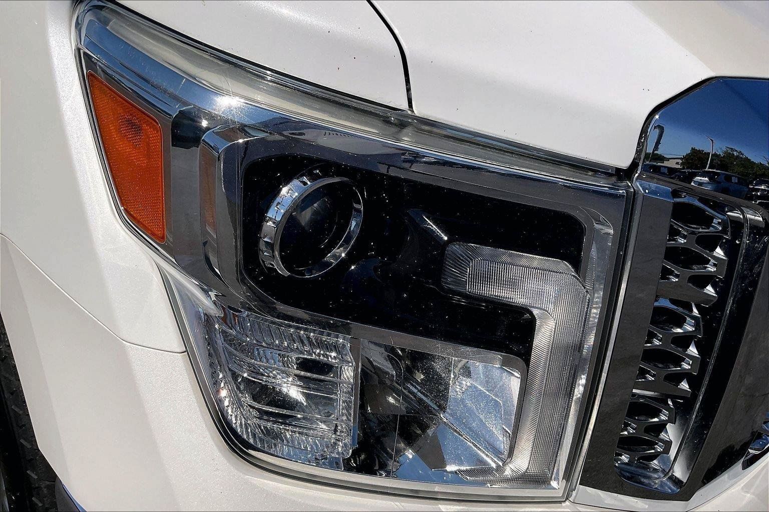 Used 2018 Nissan Titan SL w/ Chrome Package AWD/4WD image 30