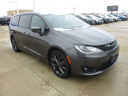 Used 2018 Chrysler Pacifica Touring Plus w/ S Appearance Package image 6