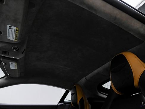 Used 2020 Aston Martin V8 Vantage Coupe image 32