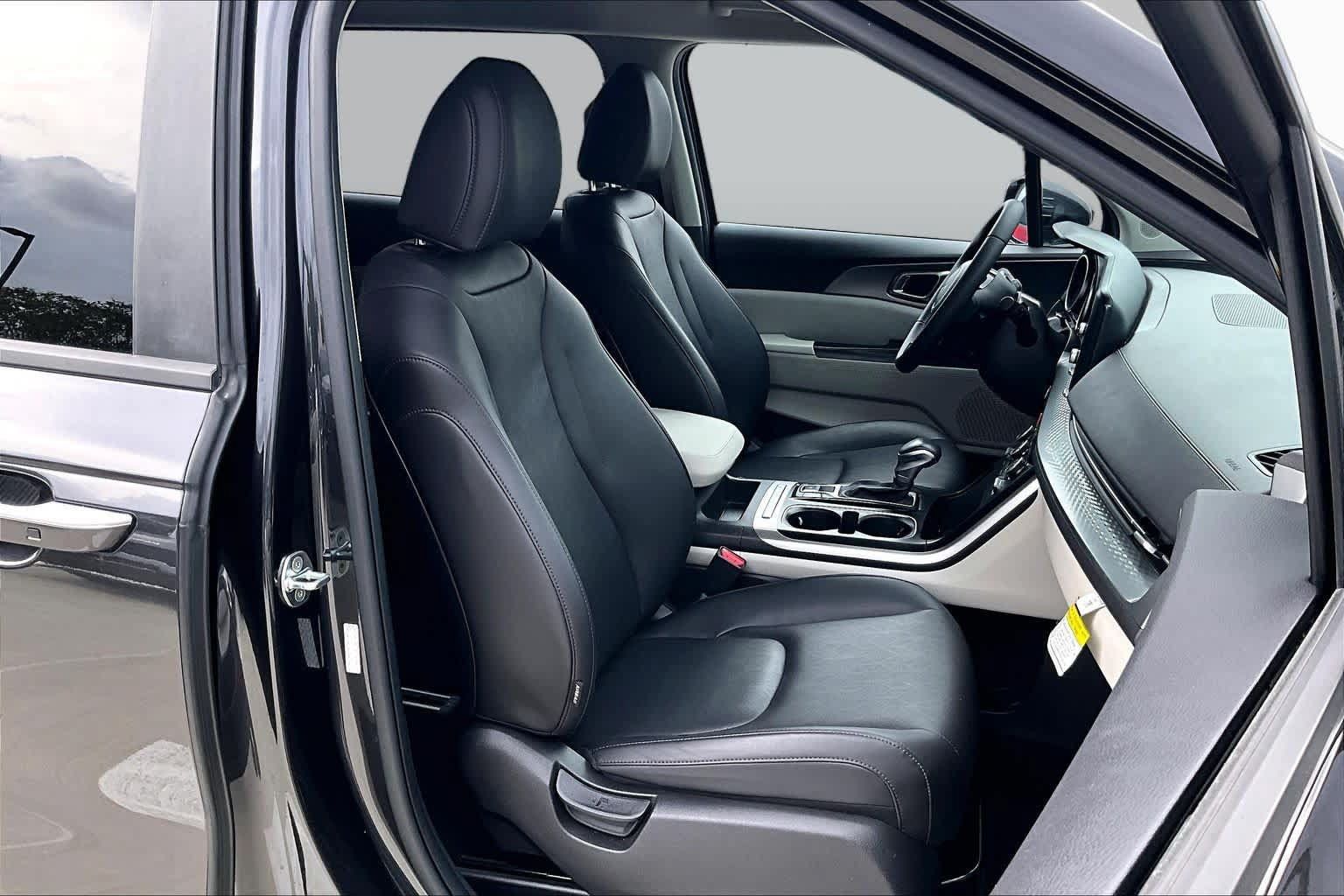 Certified 2023 Kia Carnival LX FWD image 9