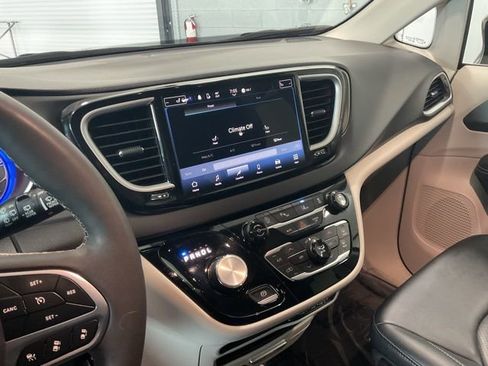 Used 2024 Chrysler Pacifica Touring-L image 15