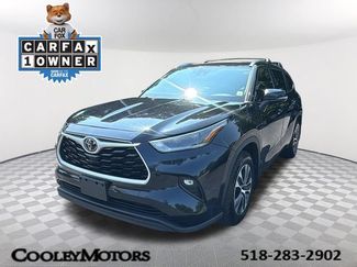 Used 2021 Toyota Highlander XLE AWD/4WD video 1