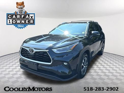 Used 2021 Toyota Highlander XLE AWD/4WD image 1