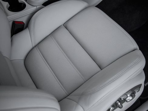 Certified 2025 Porsche Macan GTS AWD/4WD image 42