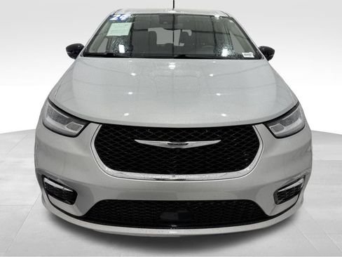 Used 2024 Chrysler Pacifica Touring-L image 8