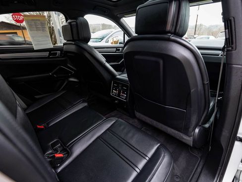 Used 2023 Porsche Cayenne Platinum Edition image 33