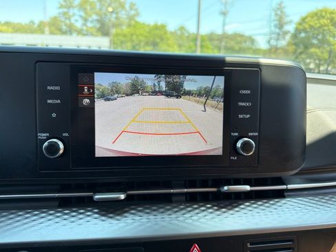 Used 2024 Kia Carnival LX FWD image 11