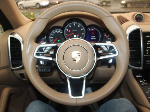 Used 2016 Porsche Cayenne image 6