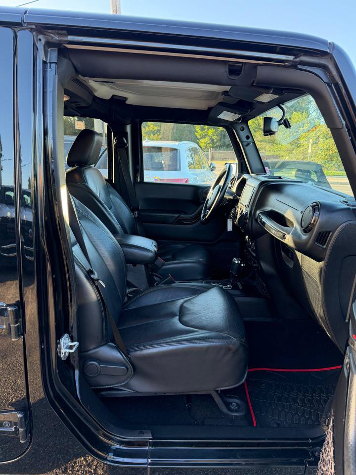 Used 2015 Jeep Wrangler Unlimited Sahara AWD/4WD image 14
