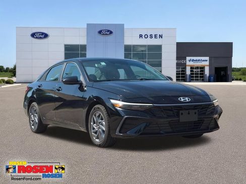 Used 2024 Hyundai Elantra SEL FWD image 1