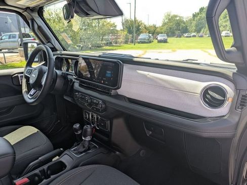 Used 2025 Jeep Wrangler Unlimited Sahara AWD/4WD image 36